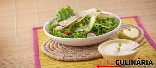 Salada de queijo e maçã com molho de hortelã