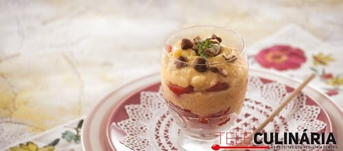 Arroz-doce com morangos e avelãs