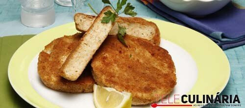 Hambúrguer de peixe com salada