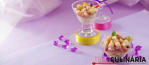 Salada de fruta com leite condensado e bolacha