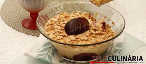 Crocante de ameixas frescas e amêndoa