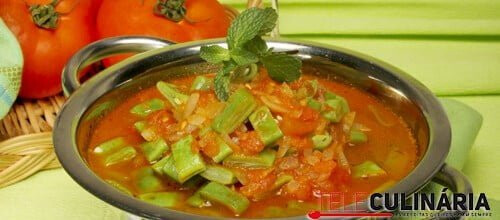 Sopa de feijão verde e tomate
