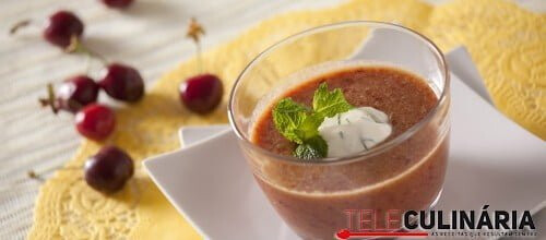 Sopa de cerejas fria com crème fraîche e hortelã