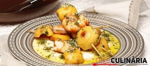 Espetadas de camarão com nêsperas