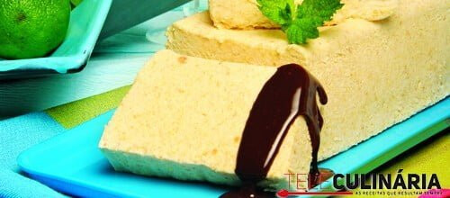 Pudim de bolacha com chocolate quente