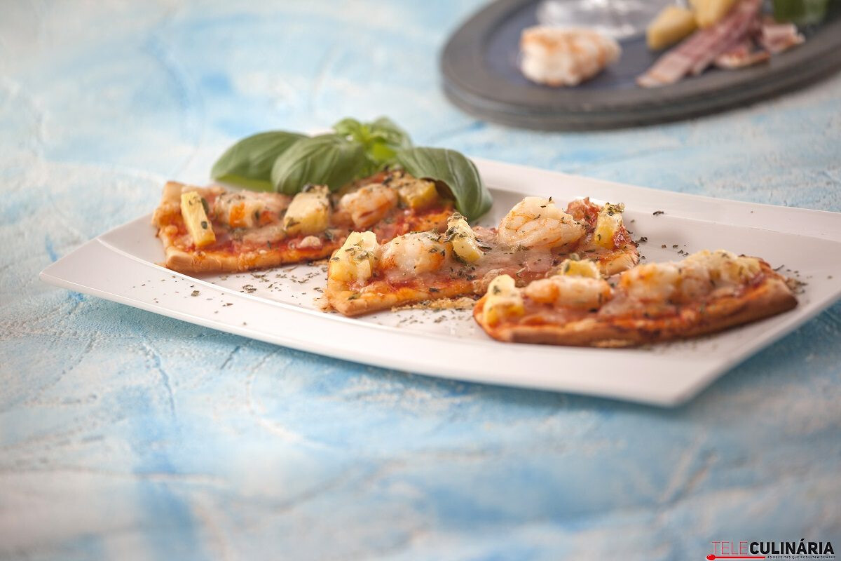 Mini pizzas de camarão, bacon e abacaxi