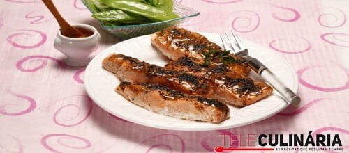 Salmão assado com chutney de manga