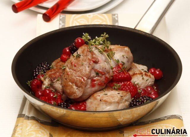 Medalhões de porco com molho de frutos silvestres