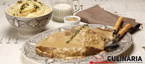 Bifes de vaca com molho de mostarda