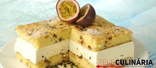 Semifrio de maracujá com bolo de frutos secos