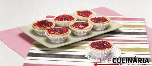 Empadinhas de queijo com geleia de framboesas