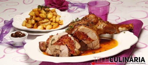 Perna de borrego recheada com enchidos