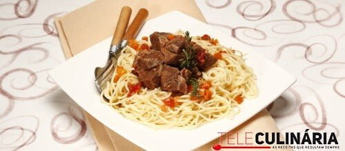 Carne estufada com esparguete