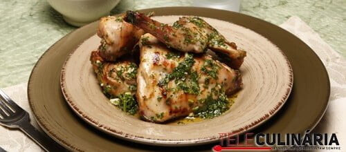 Coelho grelhado com molho de coentros