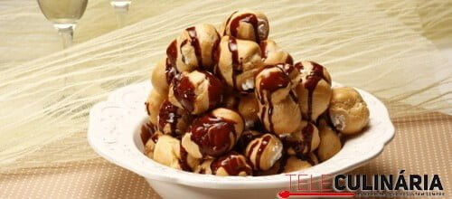 Mini profiteroles com chocolate