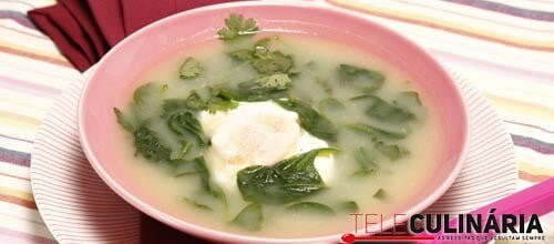 Sopa de espinafres com ovos escalfados
