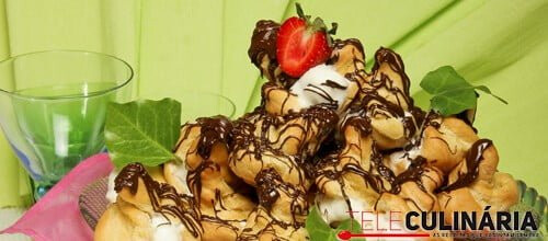 Profiteroles enrolados com gelado e chocolate