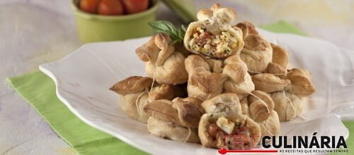 Folhadinhos de ovo com tomate e manjericão