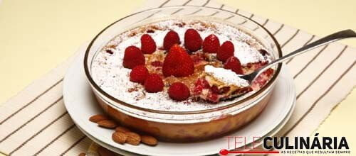 Clafoutis de frutos do bosque e amêndoa