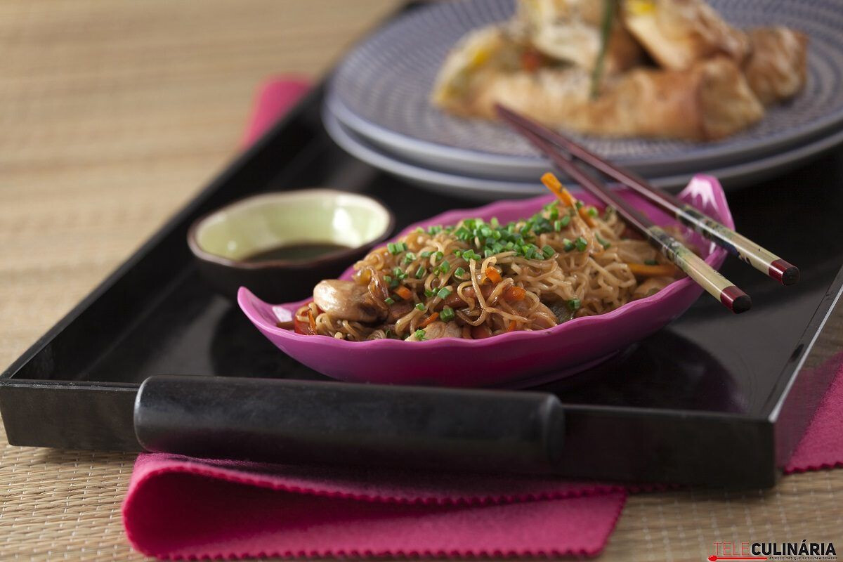 Noodles com frango e legumes