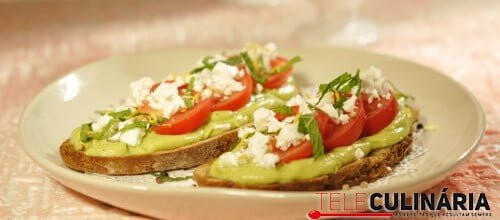 Bruscheta de abacate, tomate e queijo de cabra