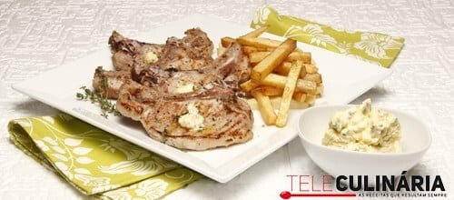 Costeletas de porco com manteiga de ervas
