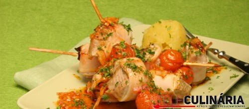 Espetadinhas de atum com fiambre de frango e louro