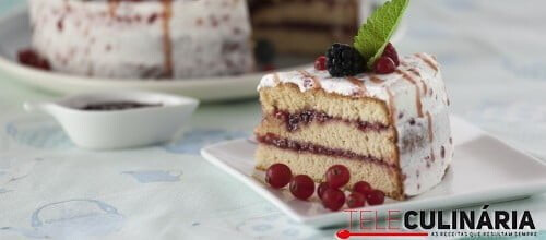 Bolo recheado com compota de frutos vermelhos