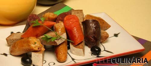 Entrada de enchidos com broa