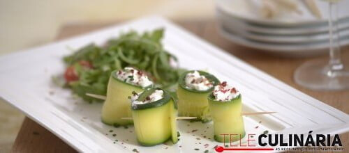 Rolinhos de courgette com queijo e pimenta rosa