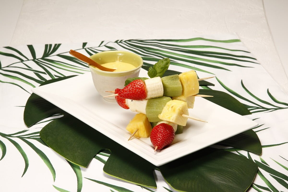 Espetadas de fruta com leite-creme