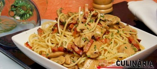 Esparguete com bacon e cogumelos