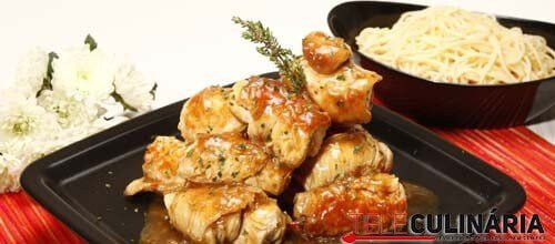 Rolinhos de peru com cebola e cerveja