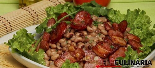 Salada quente de feijão-frade com enchidos