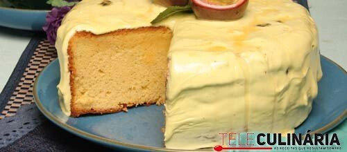 Bolo de maracujá com cobertura