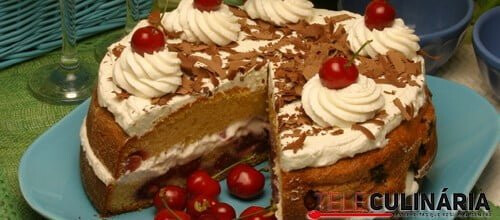 Bolo de cerejas com raspas de chocolate