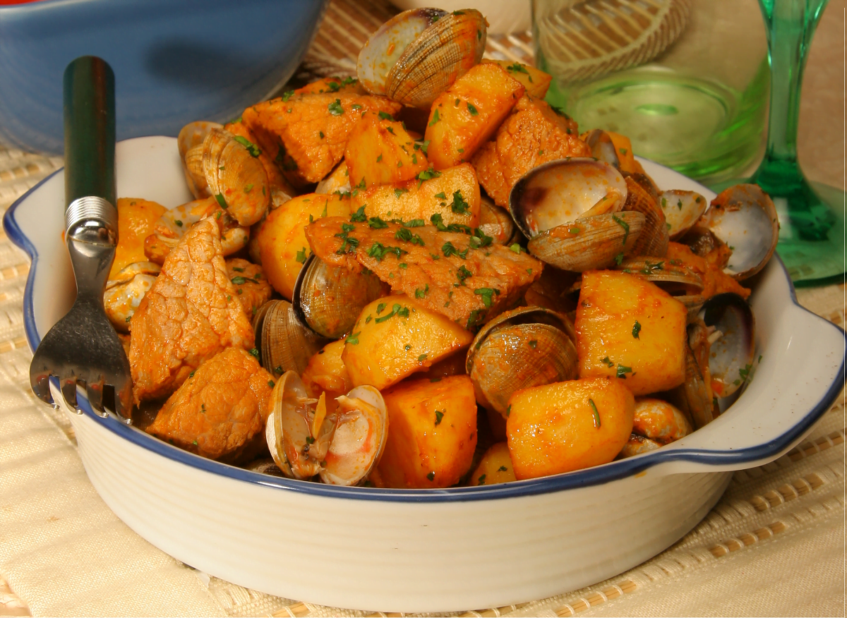 Carne de porco com amêijoas saborosa