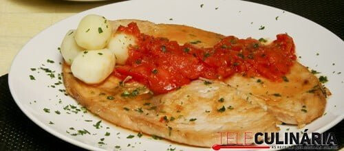 Bifes de espadarte com tomate