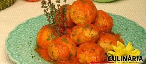 Almôndegas de batata e cenoura com molho de tomate