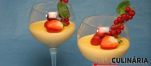 Creme de baunilha com frutos vermelhos