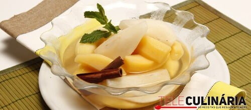 Fruta cozida ao vapor com xarope de canela