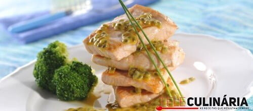 Salmão corado com molho de maracujá