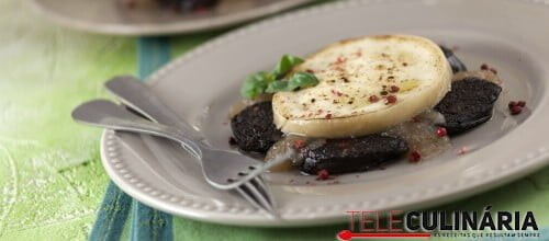 Queijo de cabra gratinado com morcela e compota