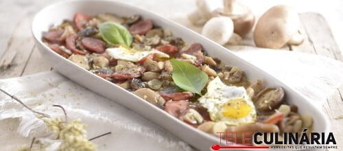 Cogumelos estufados com chouriço