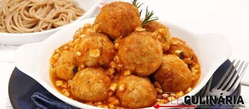 Almôndegas de aves com molho de tomate e beringela