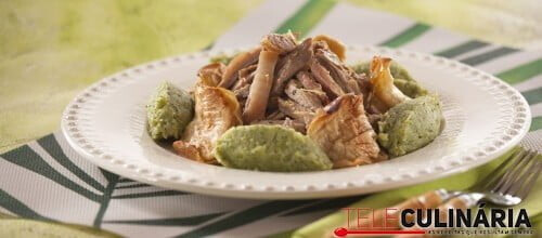 Secretos de porco com maçã assada no forno e migas de brócolos