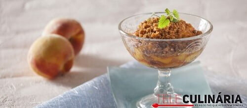 Crumble de pêssego e sultanas
