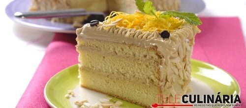 Bolo recheado com creme moka