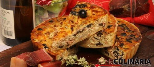 Tarte de presunto com cebola e azeitonas