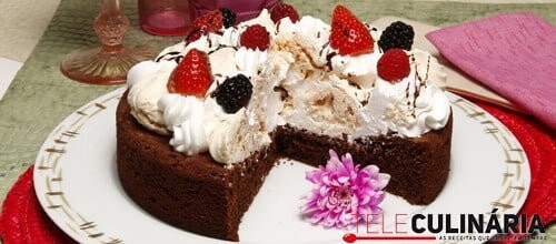 Bolo de chocolate com suspiros